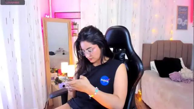 Image 4 of mia_dahdal Stream on Chaturbate on 7 months ago