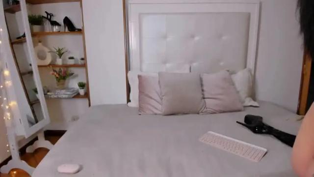 Image 12 of mia_daniellshot Stream on Chaturbate on 18 months ago