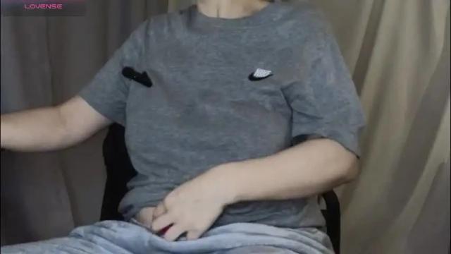 Image 3 of mia_g0ld Stream on Chaturbate on 8 days ago