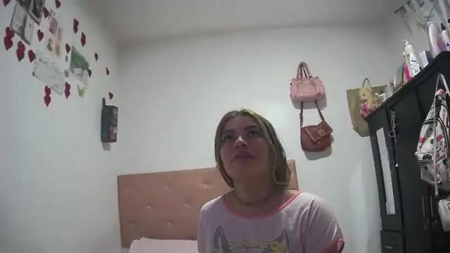 Image 11 of mia_hot33 Stream on Chaturbate on 19 months ago