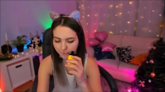 Image 12 of mia_lamberg Stream on Chaturbate on 19 months ago