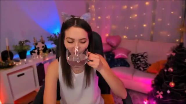 Image 2 of mia_lamberg Stream on Chaturbate on 19 months ago