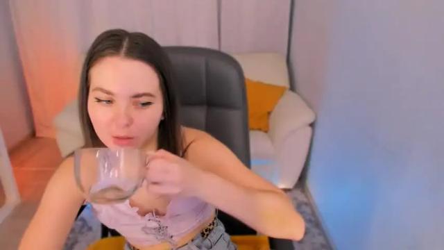 Image 10 of mia_lamberg Stream on Chaturbate on 16 months ago