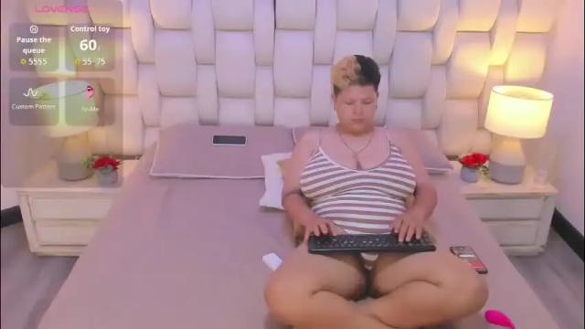 Image 4 of miaandmolly_ Stream on Chaturbate on 1 month ago