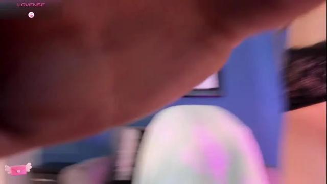 Image 6 of miacarperrlux Stream on Chaturbate on 9 days ago