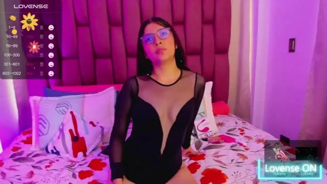 Image 3 of miacrystal_ Stream on Chaturbate on 21 months ago