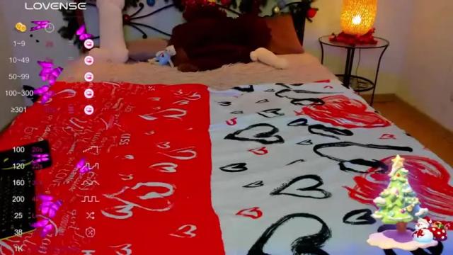 Image 2 of miacrystl Stream on Chaturbate on 17 months ago