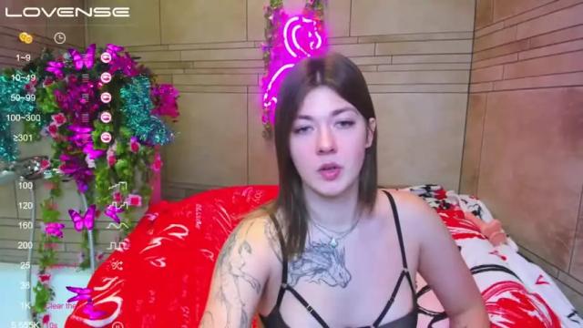 Image 6 of miacrystl Stream on Chaturbate on 15 months ago