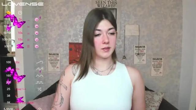 Image 3 of miacrystl Stream on Chaturbate on 16 months ago