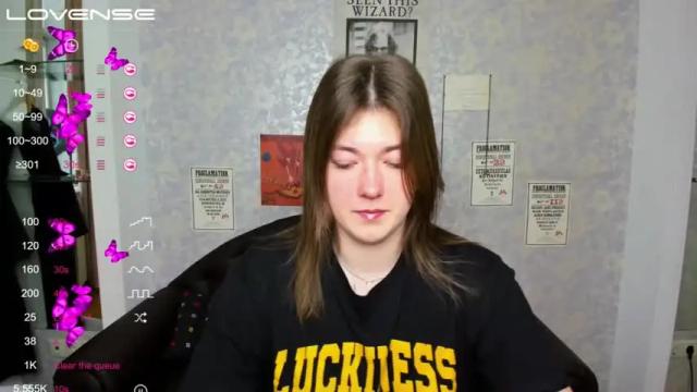 Image 4 of miacrystl Stream on Chaturbate on 13 months ago