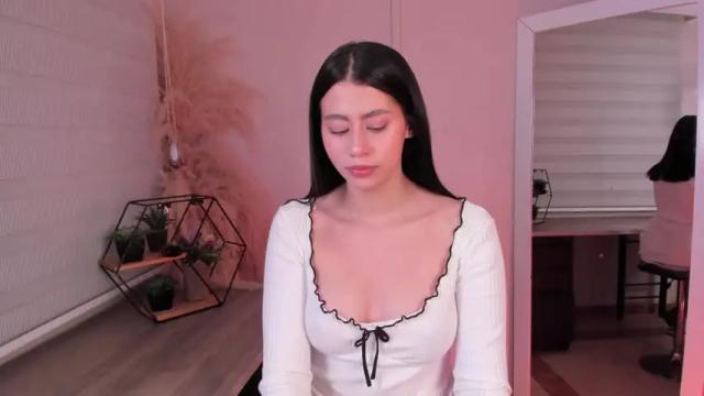 Image 2 of miadaniells Stream on Chaturbate on 15 months ago