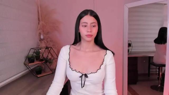 Image 4 of miadaniells Stream on Chaturbate on 15 months ago