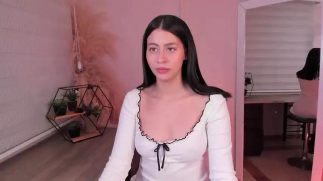 Image 6 of miadaniells Stream on Chaturbate on 15 months ago