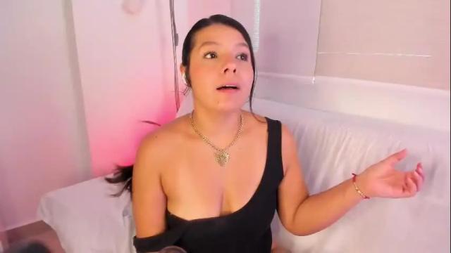 Image 10 of miadanielss Stream on Chaturbate on 13 days ago