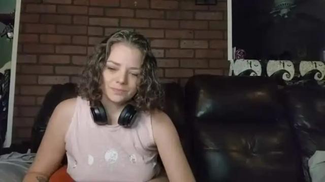 Image 8 of miaelizabethlove Stream on Chaturbate on 19 months ago