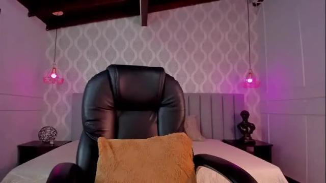 Image 6 of miahjoness_ Stream on Chaturbate on 5 months ago