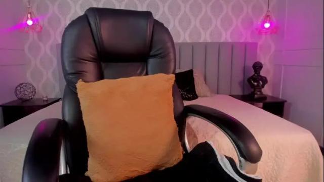Image 10 of miahjoness_ Stream on Chaturbate on 5 months ago