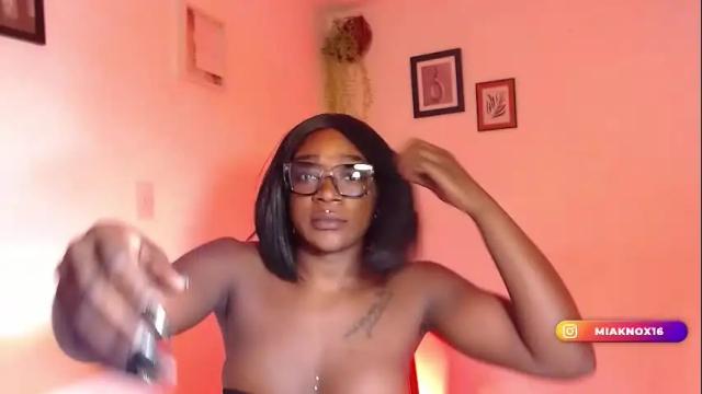 Image 4 of miaknox Stream on Chaturbate on 1 month ago