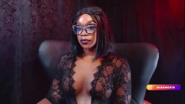 Image 3 of miaknox Stream on Chaturbate on 22 days ago