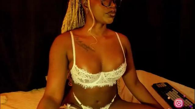 Image 4 of miaknox Stream on Chaturbate on 24 days ago