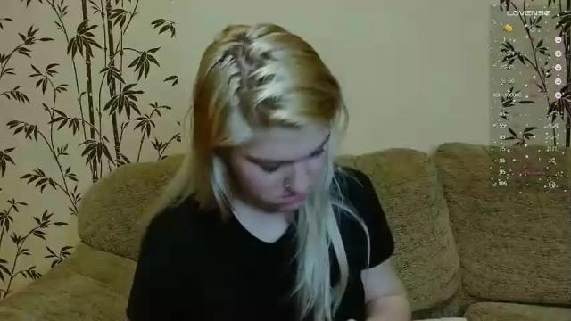 Image 11 of mialovelyblonde Stream on Chaturbate on 20 months ago