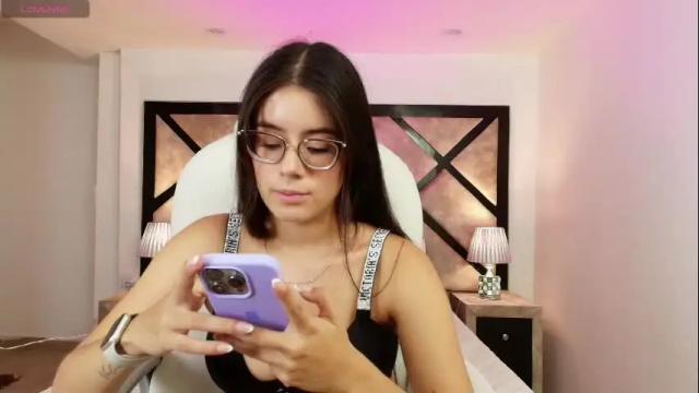 Image 6 of miasilverr Stream on Chaturbate on 2 months ago