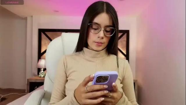 Image 12 of miasilverr Stream on Chaturbate on 2 months ago