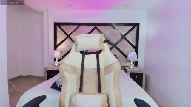 Image 12 of miasilverr Stream on Chaturbate on 2 months ago