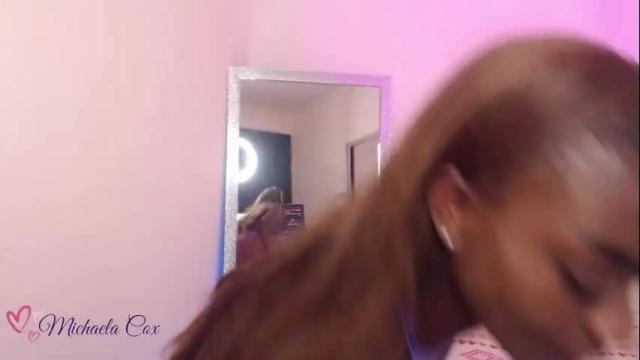 Image 3 of michaela_cox Stream on Chaturbate on 16 days ago