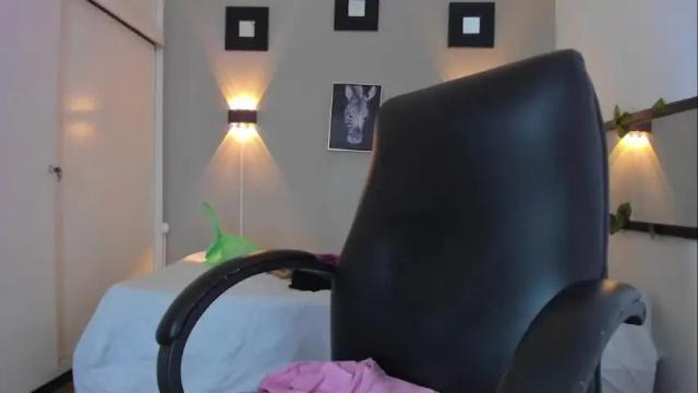 Image 3 of miiaqueenn Stream on Chaturbate on 19 months ago