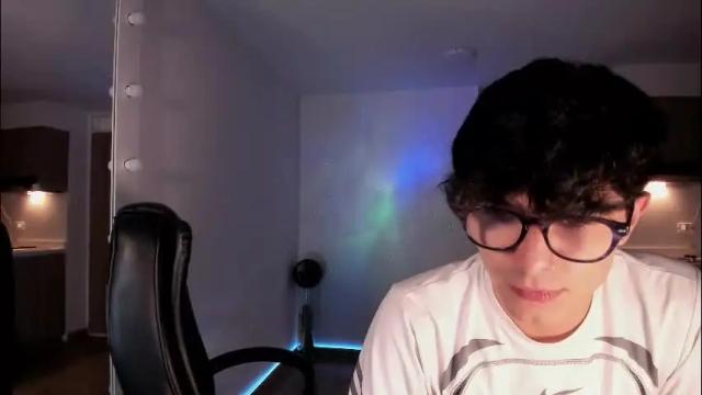 Image 12 of mikeyvioleta Stream on Chaturbate on 2 months ago