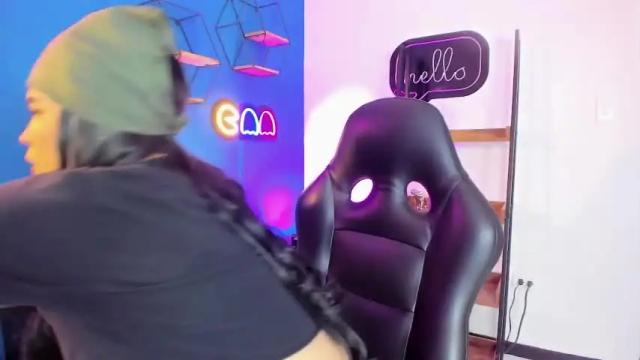 Image 7 of miley_cute_22 Stream on Chaturbate on 17 months ago
