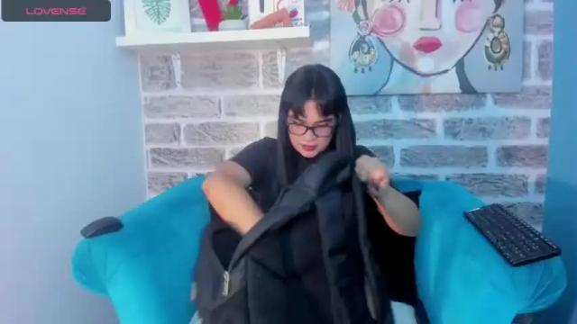 Image 3 of miley_cute_22 Stream on Chaturbate on 16 months ago