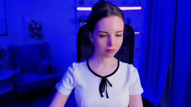 Image 2 of mileygloss Stream on Chaturbate on 12 days ago