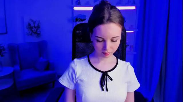 Image 3 of mileygloss Stream on Chaturbate on 12 days ago