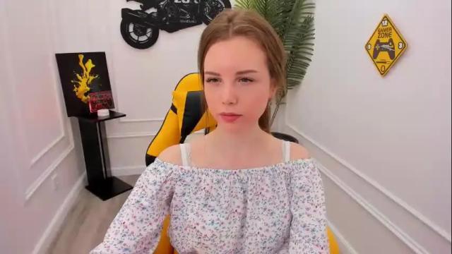 Image 4 of mileygloss Stream on Chaturbate on 2 days ago