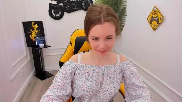 Image 7 of mileygloss Stream on Chaturbate on 2 days ago