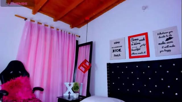Image 2 of milfaura_ Stream on Chaturbate on 16 days ago