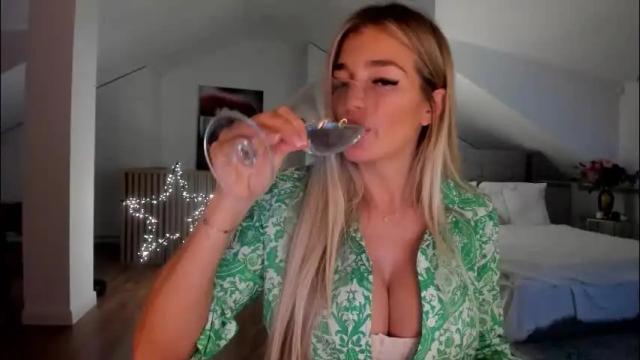 Image 7 of milfblondy Stream on Chaturbate on 29 days ago