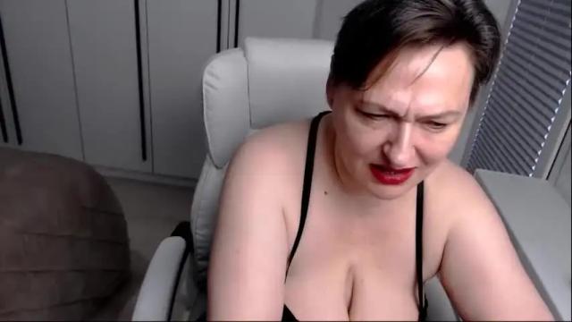 Image 8 of milfscarlette Stream on Chaturbate on 1 month ago