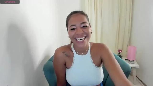 Image 11 of milly_laurent Stream on Chaturbate on 19 months ago