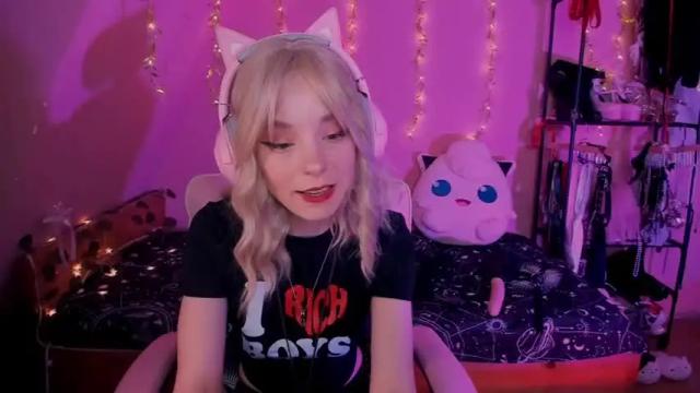 Image 2 of miss_astravert Stream on Chaturbate on 13 months ago