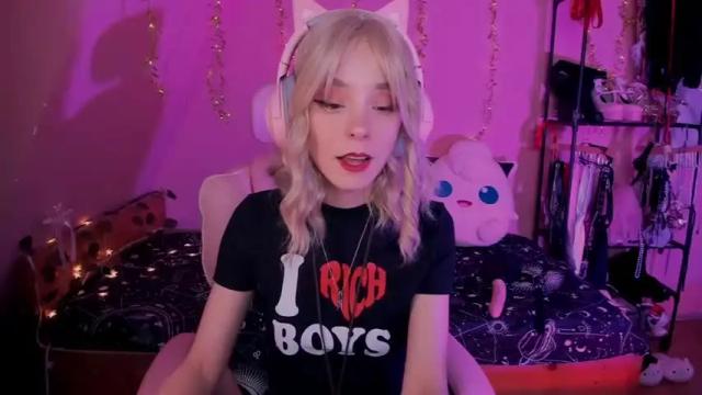 Image 3 of miss_astravert Stream on Chaturbate on 13 months ago