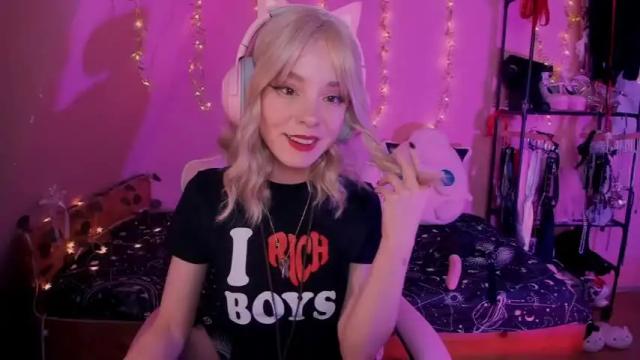 Image 4 of miss_astravert Stream on Chaturbate on 13 months ago
