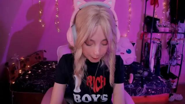 Image 7 of miss_astravert Stream on Chaturbate on 13 months ago