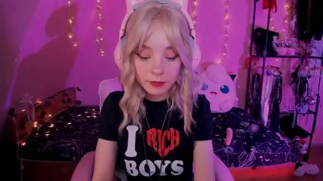 Image 8 of miss_astravert Stream on Chaturbate on 13 months ago
