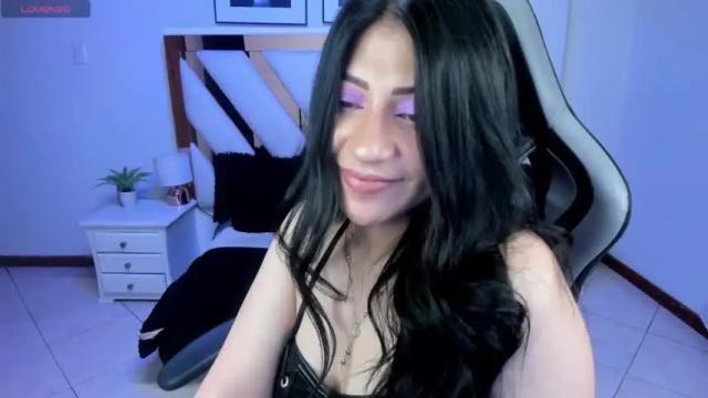 Image 2 of miss_coralkiing Stream on Chaturbate on 16 months ago