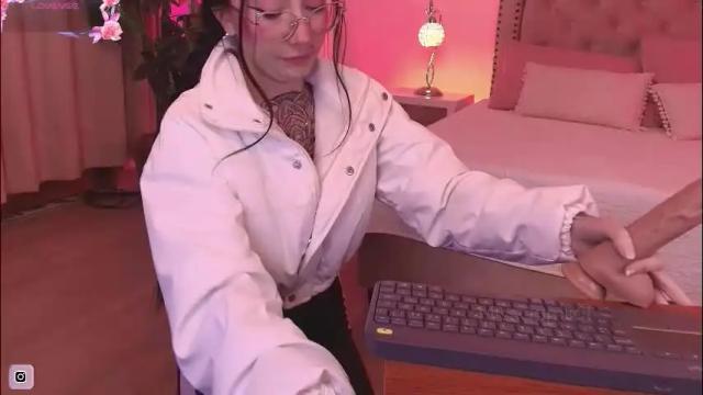 Image 10 of misscamilaf Stream on Chaturbate on 2 months ago