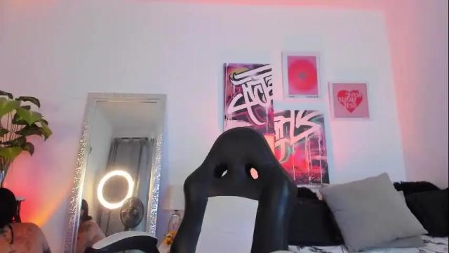 Image 2 of misshuntt3rs Stream on Chaturbate on 20 days ago