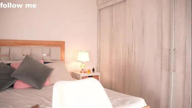 Image 4 of missjuliaa_ Stream on Chaturbate on 1 month ago